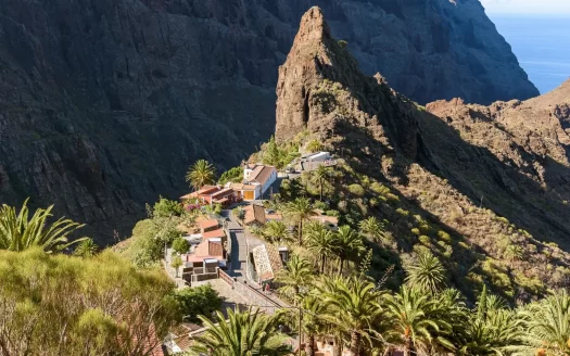 Descenso al barranco de Masca entre montañas en Tenerife