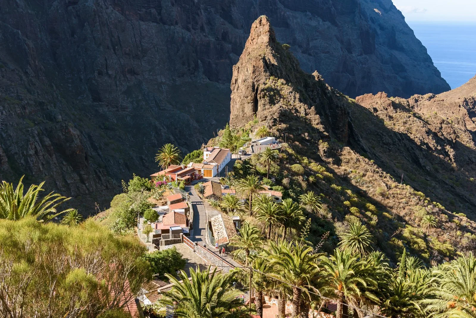 Descenso al barranco de Masca entre montañas en Tenerife