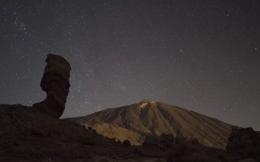 Cielo estrellado sobre el Parque Nacional del Teide en Tenerife