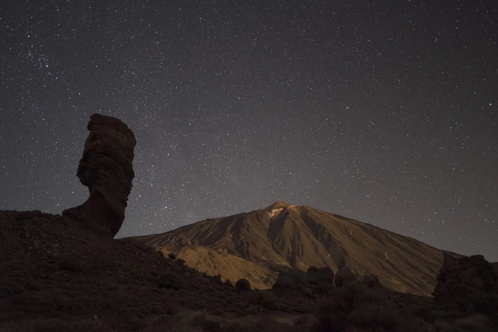 Cielo estrellado sobre el Parque Nacional del Teide en Tenerife